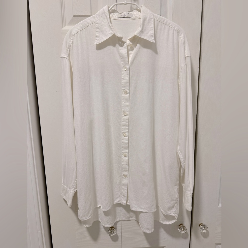 Aritzia Babaton Essential Relaxed Linen Shirt in White (Size 2XS).